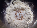 Schuessel mit Hefe, Mehl und Zucker