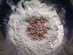 Schuessel mit Mehl und Hefe