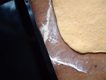 Teig mit etwas Mehl ausrollen. Größe wie ein Backblech.
