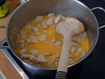 Das angebratene Fleisch mit Kokosmilch ablöschen