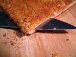 Den Kuchen in Ober- und Unterhälfte teilen