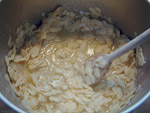 Mandelbelag aus Honig, Zucker, Milch und Mandelbättchen