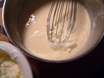 Die Sahne vorsichtig in den abgekühlten Pudding einrühren