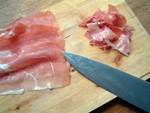 Serrano-Schinken in kleine Streifen schneiden
