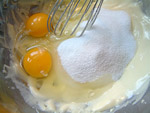 Schaumige Butter, Eier, Zucker und Vanillinzucker gut verrühren