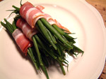 Kleines Bündel Bohnen in eine Scheibe Bacon einrollen