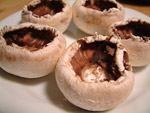 Champignons mit einem Löffel aushöhlen