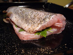 Auf dem Blech den Fisch salzen