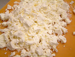Erst Zwiebeln, dann Feta verstreuen.