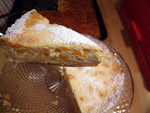 Zarter Käsekuchen mit Pfirsich und Puderzucker Zarter Käsekuchen mit Pfirsich und Puderzucker