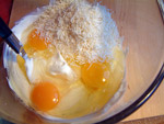 Zutaten für die Créme-fraîche-Mischung mit Salz und Pfeffer würzen