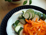 Paprika und Zucchini in Streifen und Scheiben schneiden