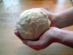 Zu einer Kugel formen und in Folie für 15 Minuten ruhen lassen Zu einer Kugel formen und in Folie für 15 Minuten ruhen lassen