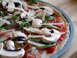 Rucola erst nach dem Backen drauflegen, verbrennt sonst.