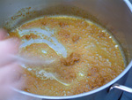 Gewürzpaste in Öl anbraten