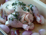 Brathähnchen mit Thymianmarinade einschmieren