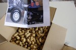 Merkwürdiges Paket mit Erdnüssen