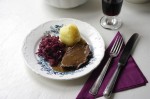 Rinderbraten mit Apfelrotkohl und Klößen